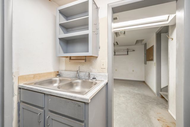 36 Melody Ln, Wellington, KS 67152