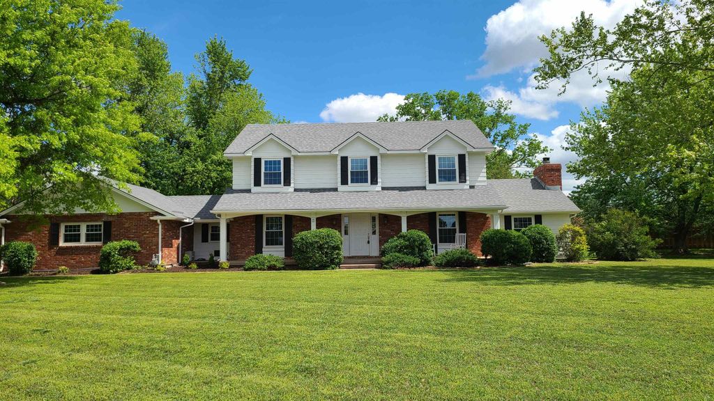 36 Melody Ln, Wellington, KS 67152