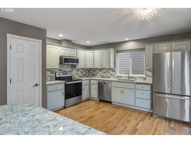 15729 Se HAWK Ct, Portland, OR 97236