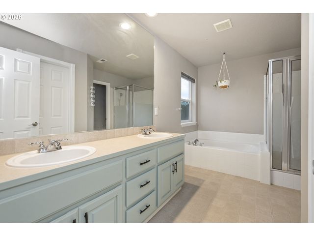 15729 Se HAWK Ct, Portland, OR 97236