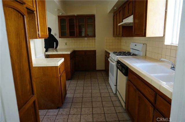 12526 Menlo Ave, Hawthorne, CA 90250