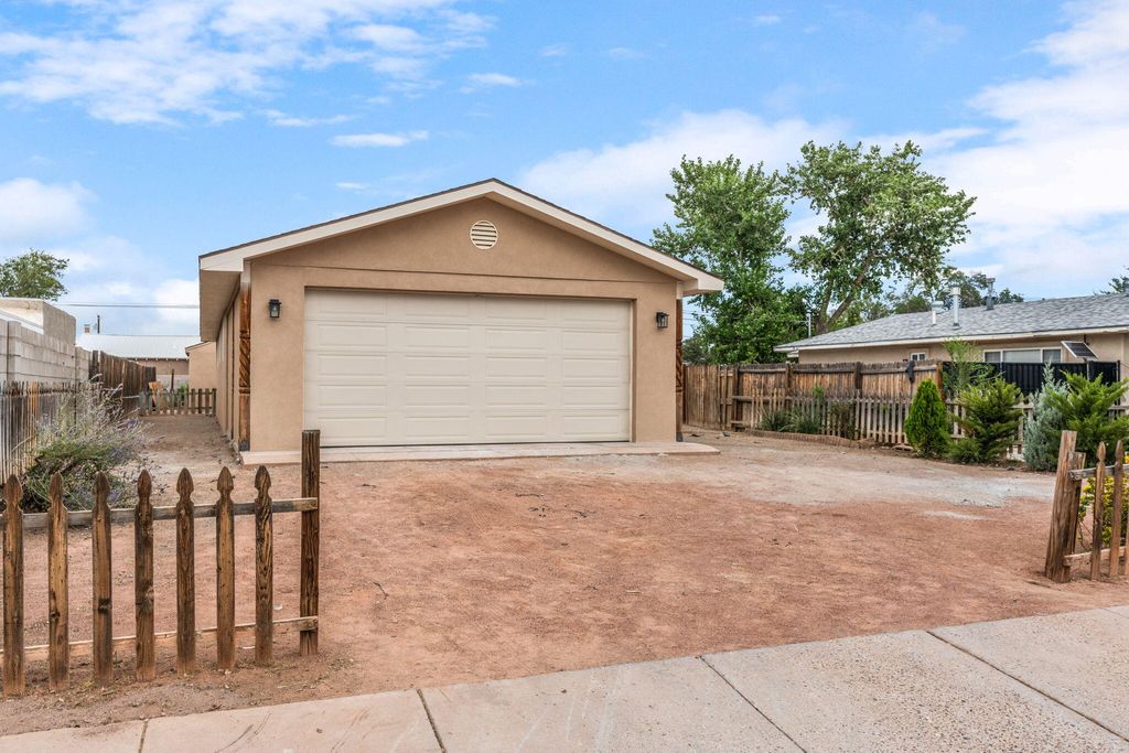 153 TYRONE Avenue NW, Albuquerque, NM 87107