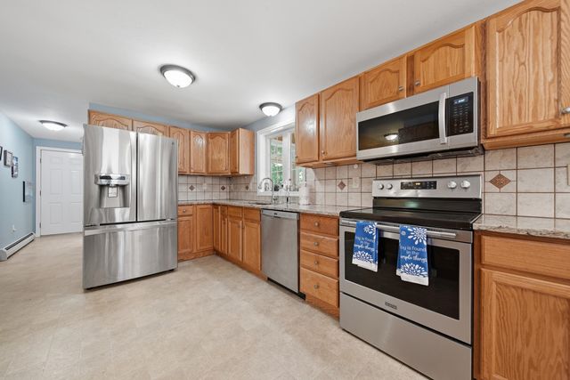 28 Chelsea Court, Henniker, NH 03242