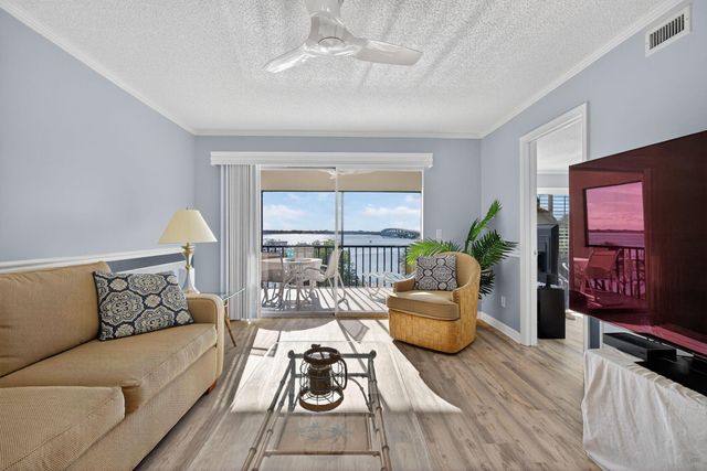 390 NE Edgewater Drive 403, Stuart, FL 34996