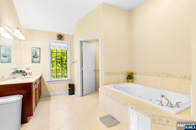 5 Kenyon Court, Norwood, NJ 07648