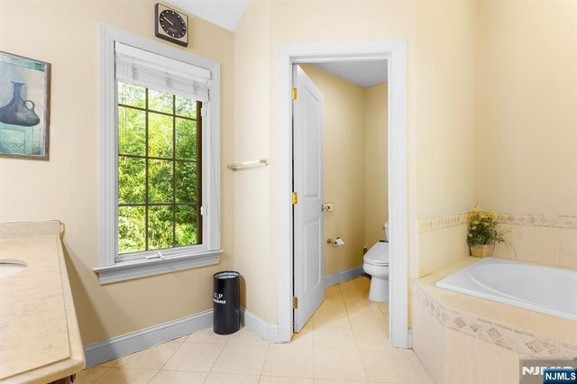 5 Kenyon Court, Norwood, NJ 07648