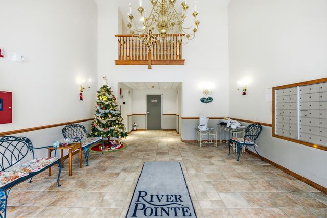 650 S River Road 405, Des Plaines, IL 60016