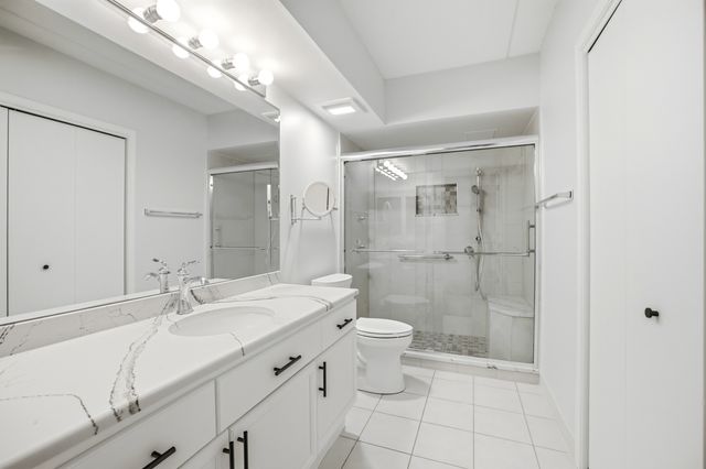 650 S River Road 405, Des Plaines, IL 60016