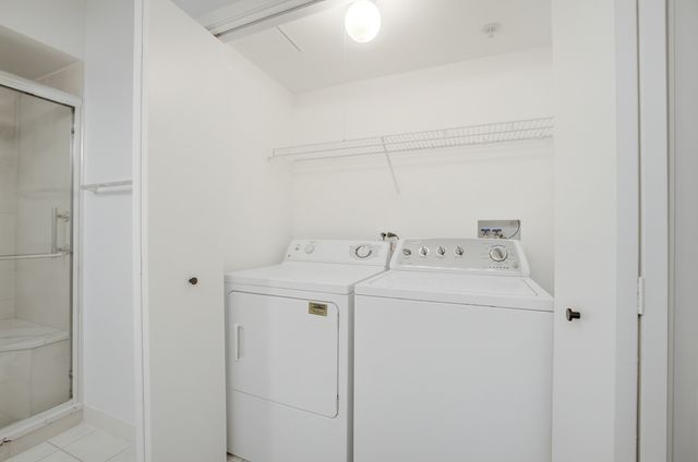 650 S River Road 405, Des Plaines, IL 60016