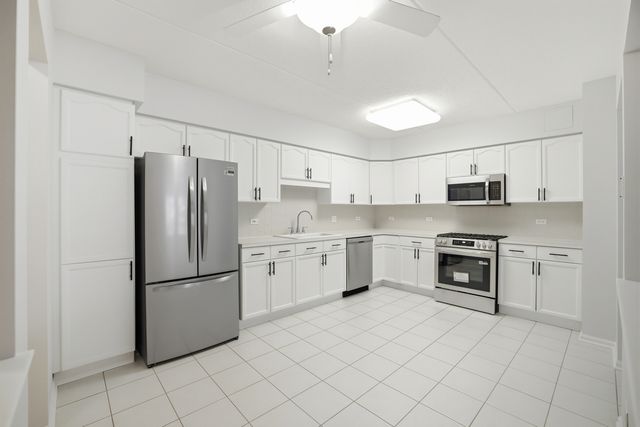 650 S River Road 405, Des Plaines, IL 60016