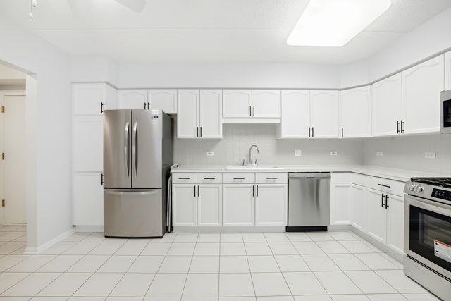 650 S River Road 405, Des Plaines, IL 60016