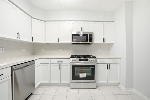 650 S River Road 405, Des Plaines, IL 60016