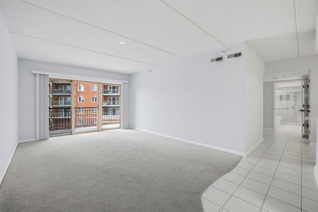 650 S River Road 405, Des Plaines, IL 60016