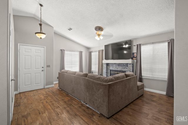6304 Derby Drive, Bakersfield, CA 93306