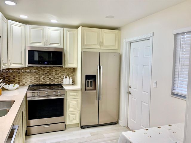 619 NE 14th Avenue 301, Hallandale Beach, FL 33009