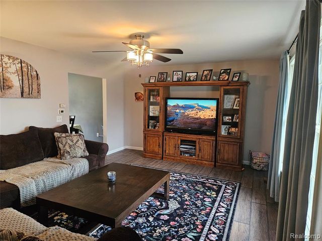 5244 Applewood Drive, Flushing, MI 48433