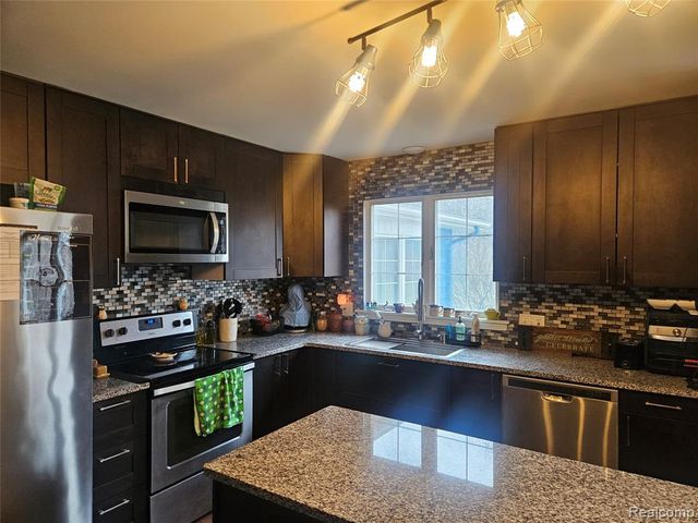 5244 Applewood Drive, Flushing, MI 48433