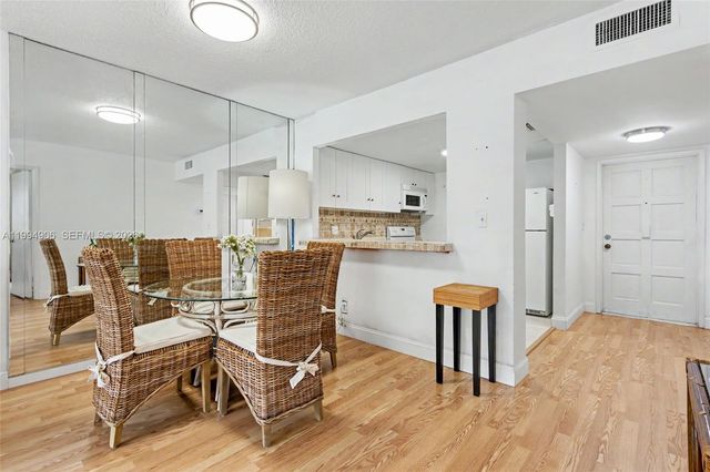 1000 Hillcrest Ct 215, Hollywood, FL 33021