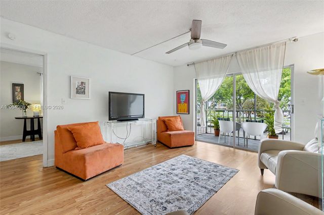 1000 Hillcrest Ct 215, Hollywood, FL 33021