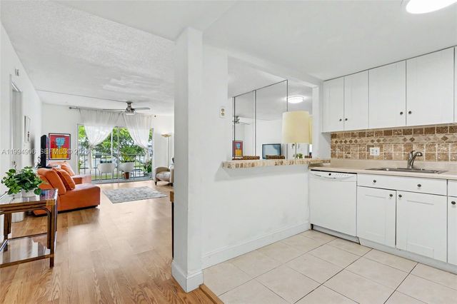 1000 Hillcrest Ct 215, Hollywood, FL 33021