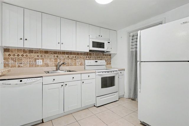 1000 Hillcrest Ct 215, Hollywood, FL 33021