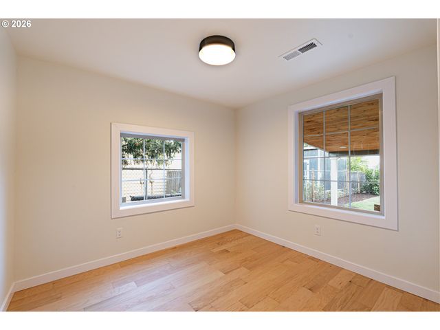 7020 Se CLATSOP St, Portland, OR 97206