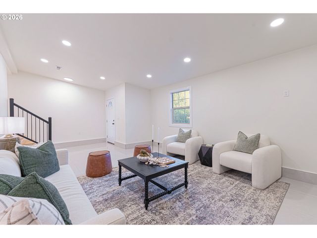 7020 Se CLATSOP St, Portland, OR 97206