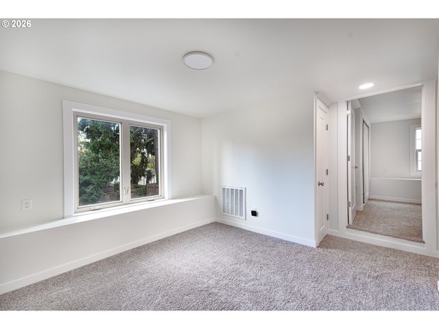 7020 Se CLATSOP St, Portland, OR 97206