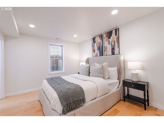 7020 Se CLATSOP St, Portland, OR 97206