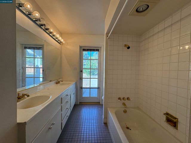 1142 Larch Ave, Moraga, CA 94556