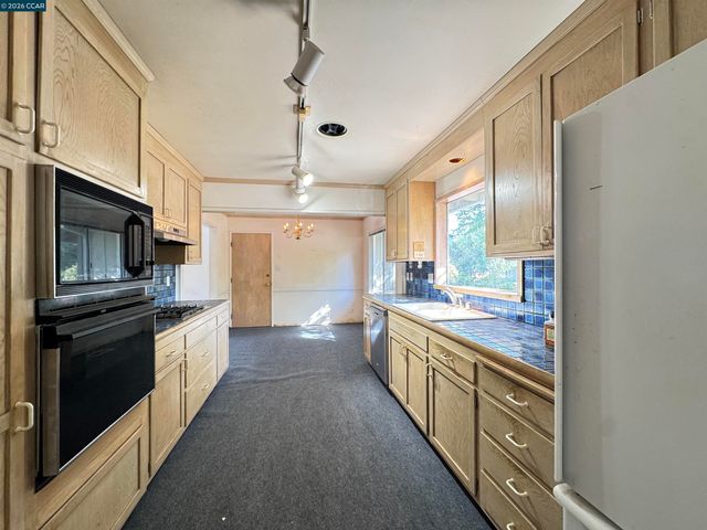 1142 Larch Ave, Moraga, CA 94556