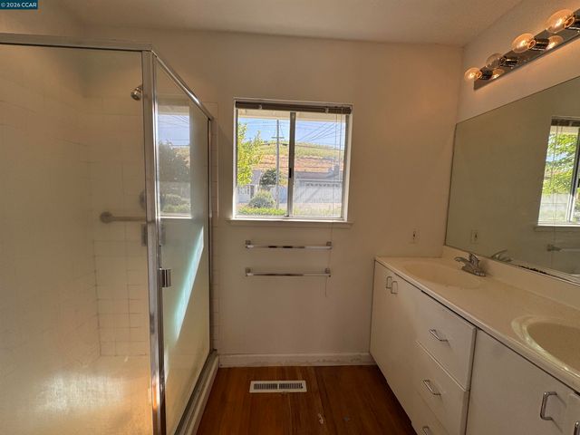1142 Larch Ave, Moraga, CA 94556