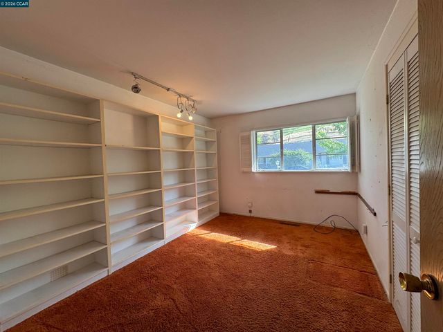 1142 Larch Ave, Moraga, CA 94556
