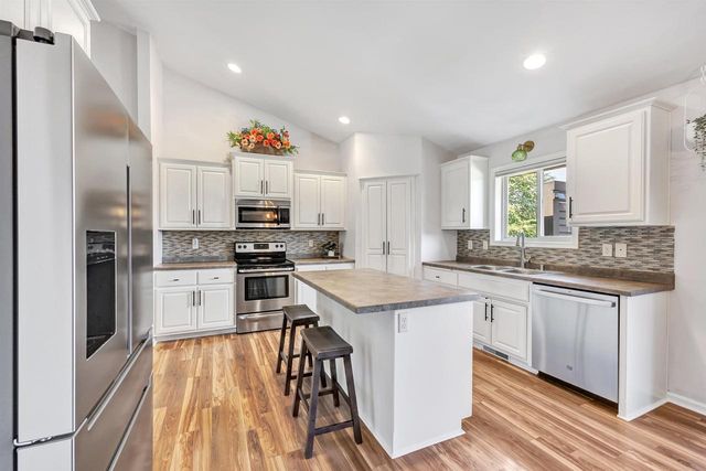 648 PEBBLESTONE CIRCLE, Hobart, WI 54155