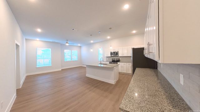 330 E Carson St Apt 1302, San Antonio, TX 78208