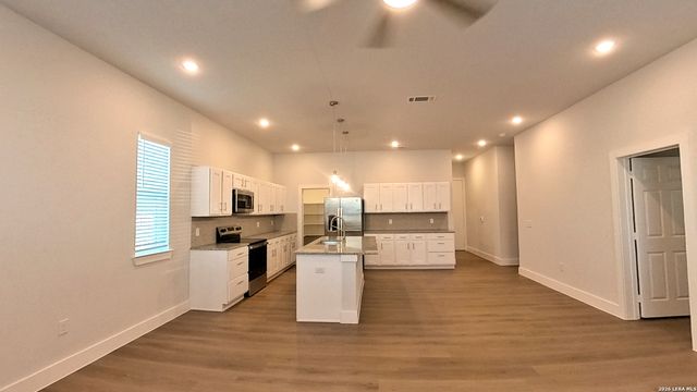 330 E Carson St Apt 1302, San Antonio, TX 78208