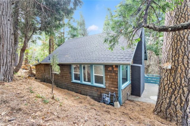 480 Valley Road, Crestline, CA 92325