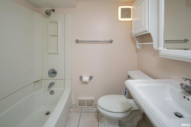 711 E 19TH Avenue, Coal Valley, IL 61240