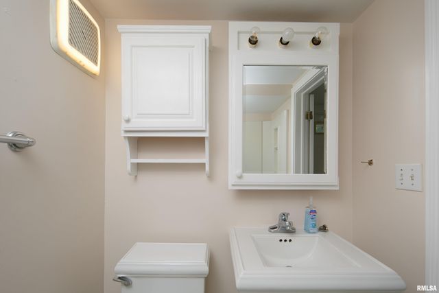 711 E 19TH Avenue, Coal Valley, IL 61240