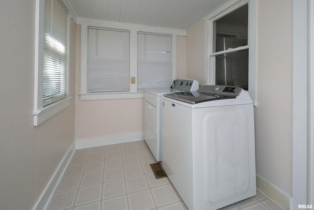 711 E 19TH Avenue, Coal Valley, IL 61240