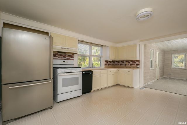 711 E 19TH Avenue, Coal Valley, IL 61240