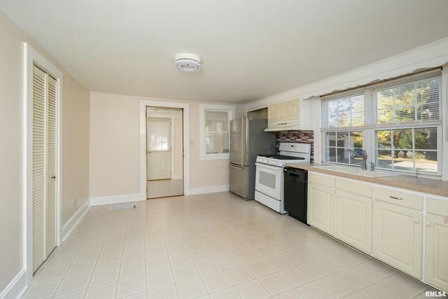 711 E 19TH Avenue, Coal Valley, IL 61240