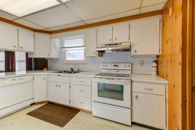 6 Park Way, Castleton-on-hudson, NY 12033