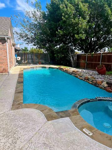 1748 Hidden Brook Drive, Grand Prairie, TX 75050