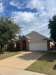 1748 Hidden Brook Drive, Grand Prairie, TX 75050
