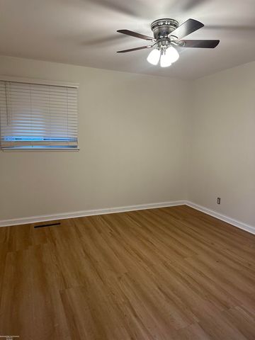 21950 Sunset Boulevard, Oak Park, MI 48237