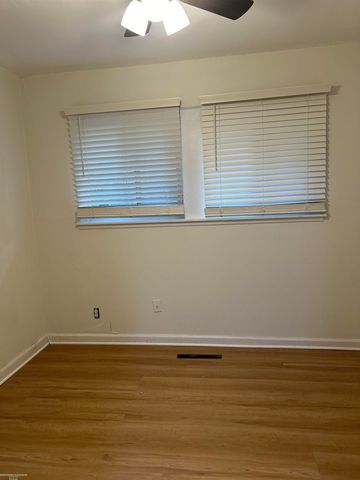 21950 Sunset Boulevard, Oak Park, MI 48237