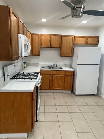 21950 Sunset Boulevard, Oak Park, MI 48237