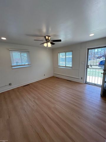 21950 Sunset Boulevard, Oak Park, MI 48237