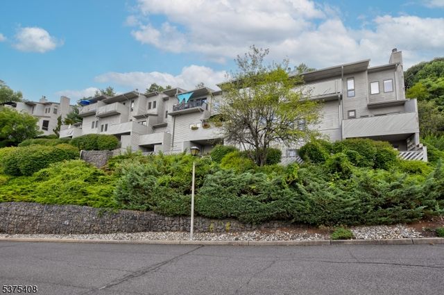 83 Adams Ter 83, Clifton City, NJ 07013